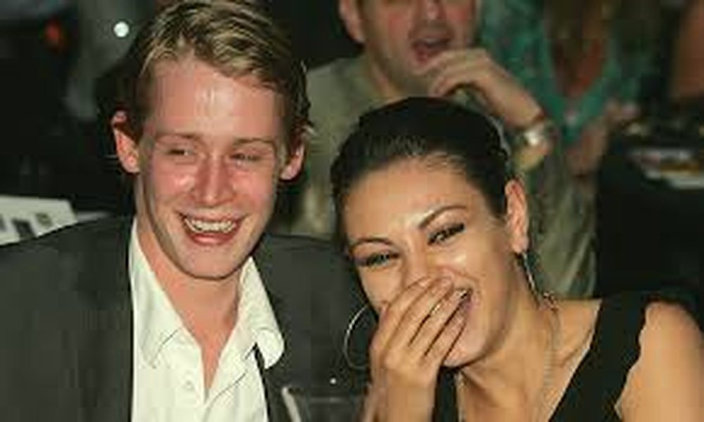 Mila Kunis tregon p&euml;r lidhjen me Macaulay Culkin