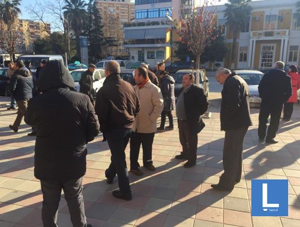 Naft&euml;tar&euml;t e Ballshit dalin n&euml; protest&euml;/ Ndalet uzina