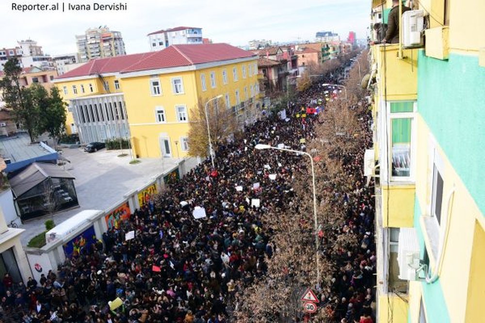 Nes&euml;r s&euml;rish protest&euml;, student&euml;t rikthehen te Ministria e