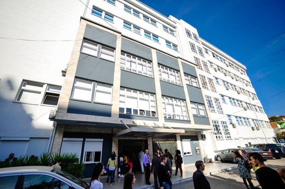 Student&euml;t e fakultetit Ekonomik heqin dor&euml; nga ngujimi, por vazhdon