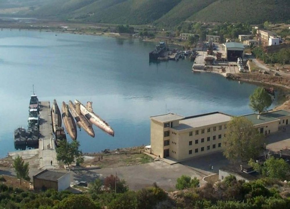Grabit&euml;n arm&euml; n&euml; baz&euml;n ushtarake t&euml; Pashalimanit, jepet