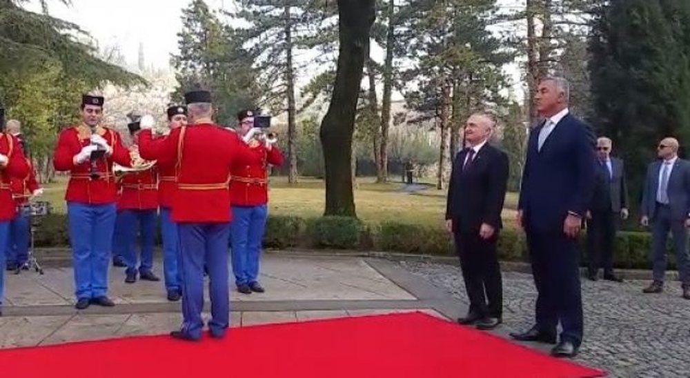 Meta nis takimin me krer&euml;t e Malit t&euml; Zi, kryeqyteti malazez mbushet