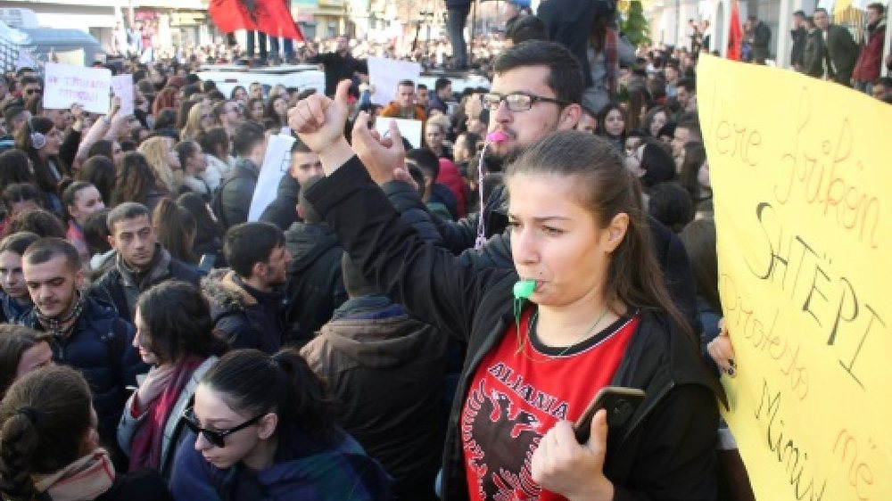 France 24/ T&euml; rinj dhe t&euml; shqet&euml;suar: Rinia shqiptare e sheh