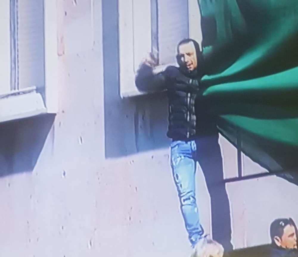 Thyhet kordoni policor, protuestuesi tenton t&euml; futet n&euml; zyr&euml;n e