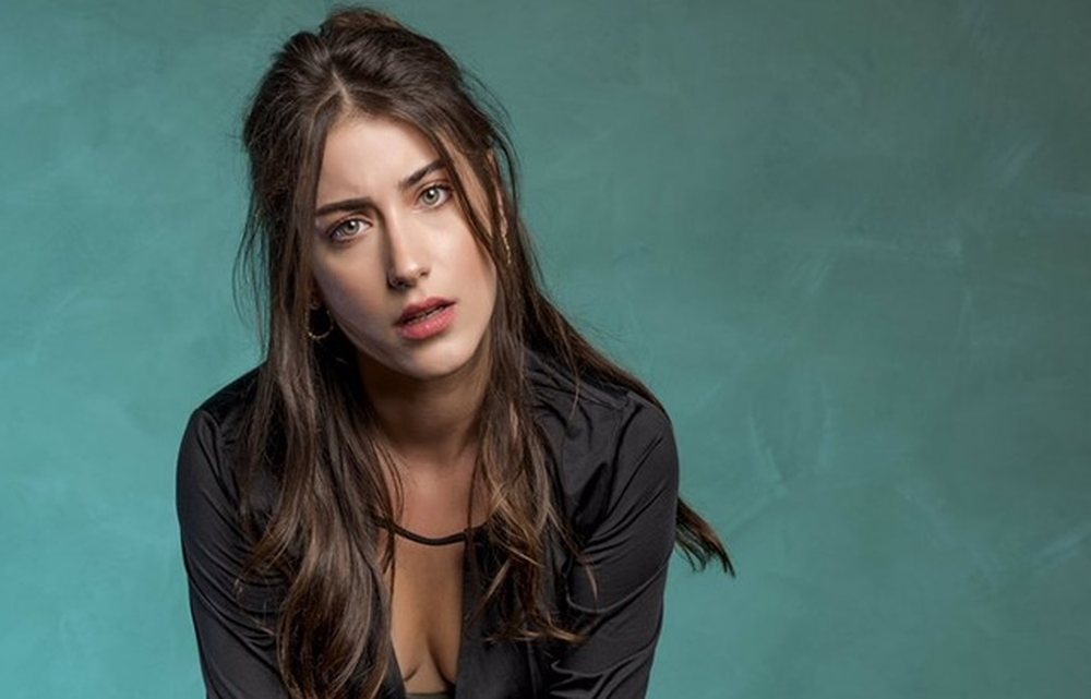Hazal Kaya merr kritika p&euml;r fustanin e nus&euml;ris&euml; (VIDEO)