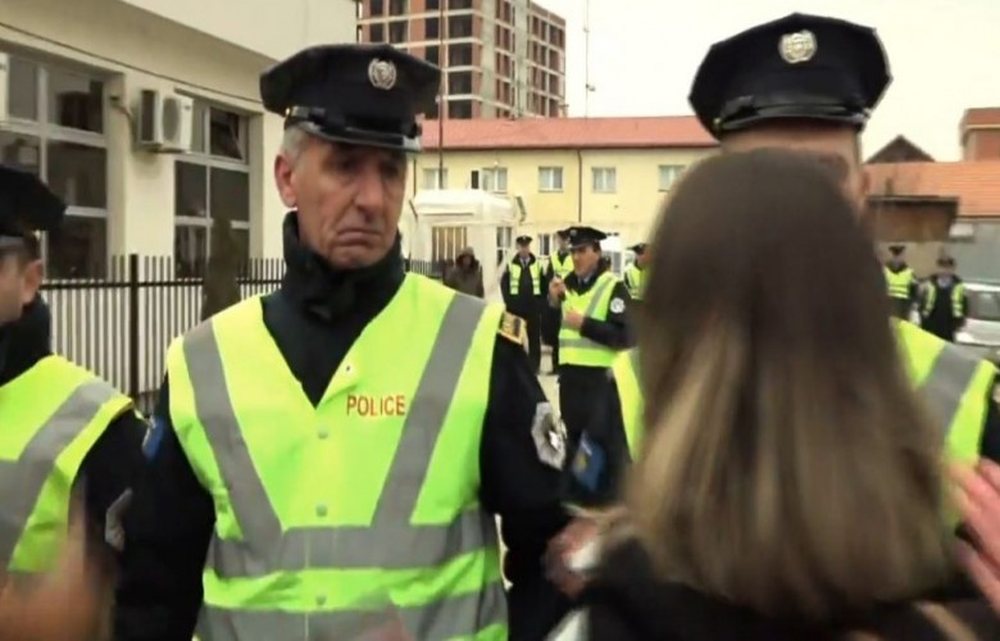 Qytetar&euml;t e Drenasit n&euml; protest&euml;, polic&euml;t kosovar&euml;