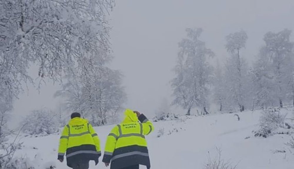 Mbi 40 cm trash&euml;sia e d&euml;bor&euml;s n&euml; Dib&euml;r, disa rrug&euml;