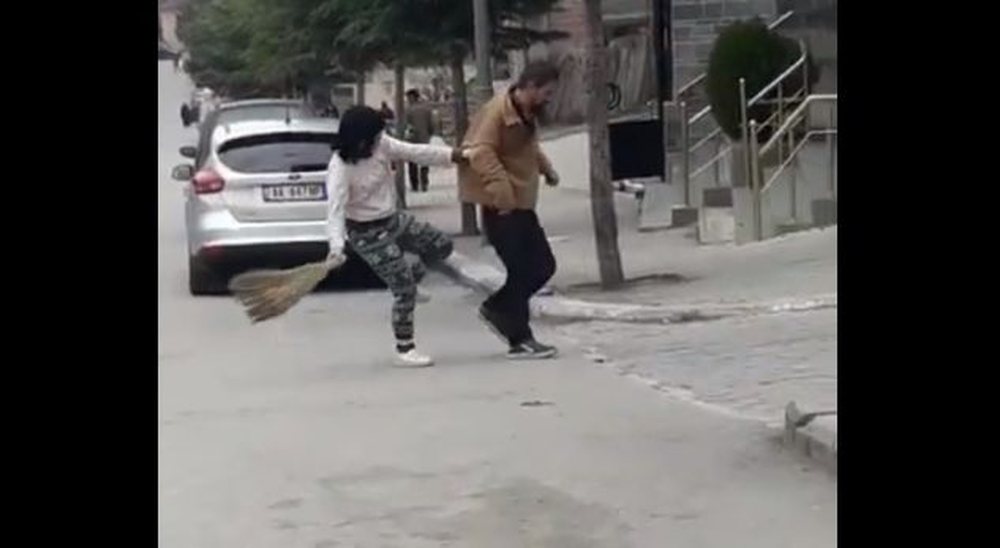 VIDEO/ Gruaja rreh burrin me fshes&euml; n&euml; mes t&euml; Pogradecit