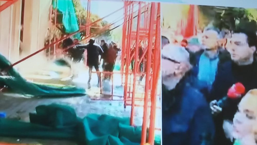 Garda hedh gaz lot&euml;sjell&euml;s dhe uj&euml; n&euml; drejtim t&euml;