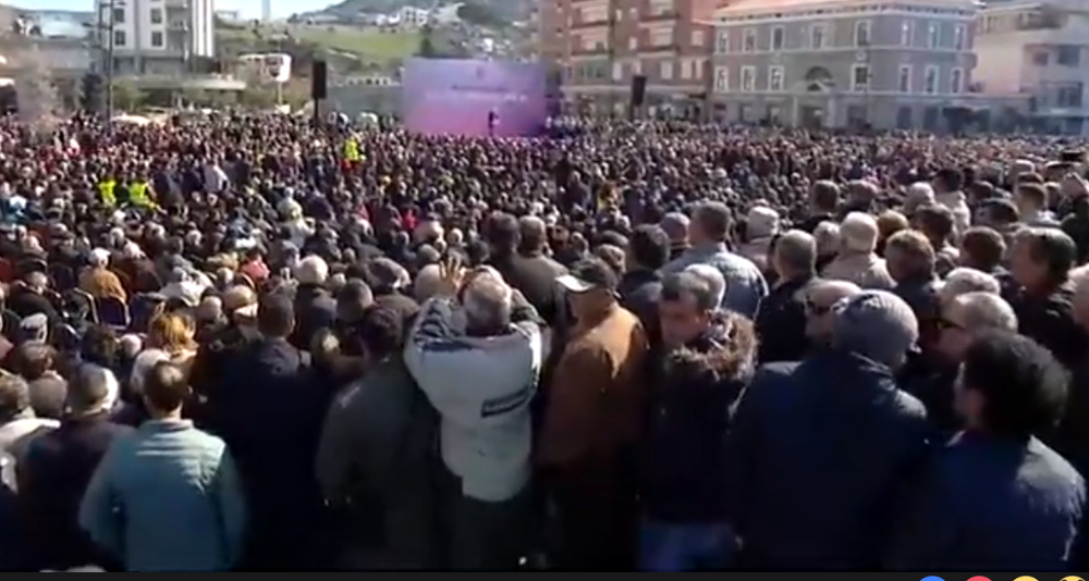 Anti-miting n&euml; Vlor&euml;, qyteti bregdetar mbushet me autobus&euml; nga