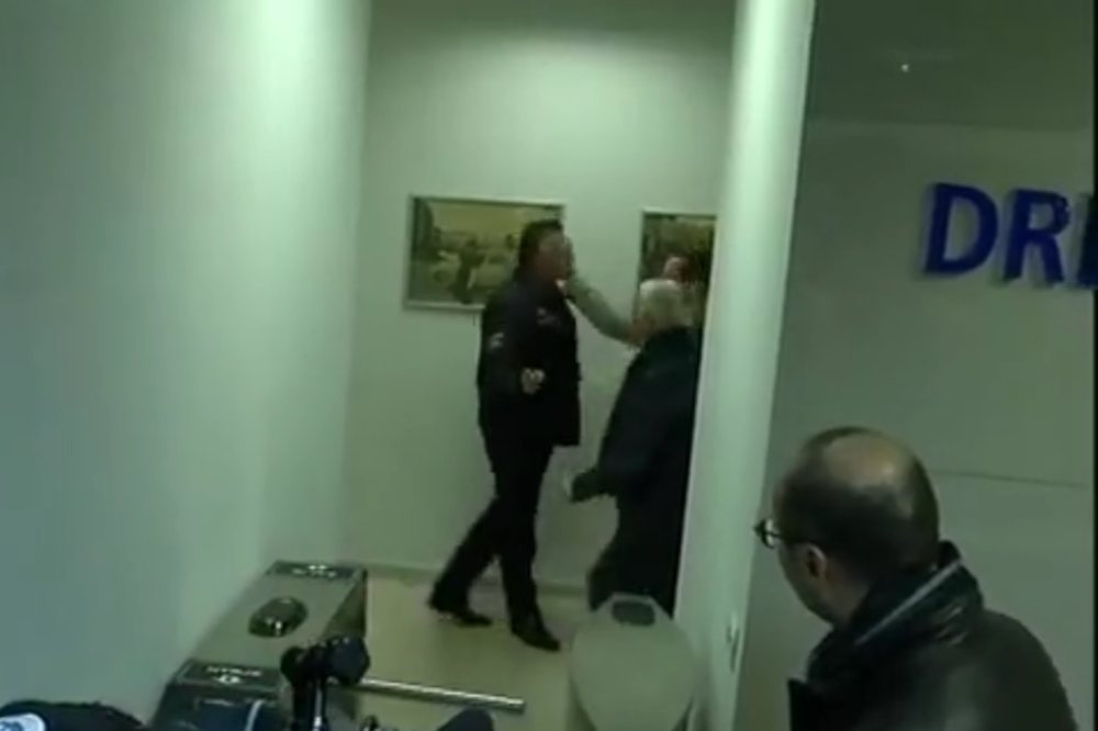 Deputeti i PD: I gjet&euml;m polic&euml;t si derra duke festuar me uiski pas
