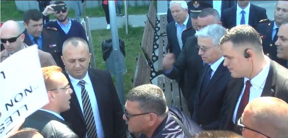 VIDEO/ Student&euml;t diskreditojn&euml; ministrin Lleshaj: P&euml;r