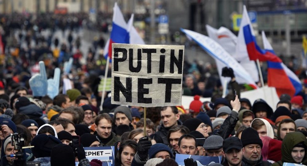 Qeveria k&euml;rkon t&euml; kufizoj&euml; aksesin n&euml; internet, protesta