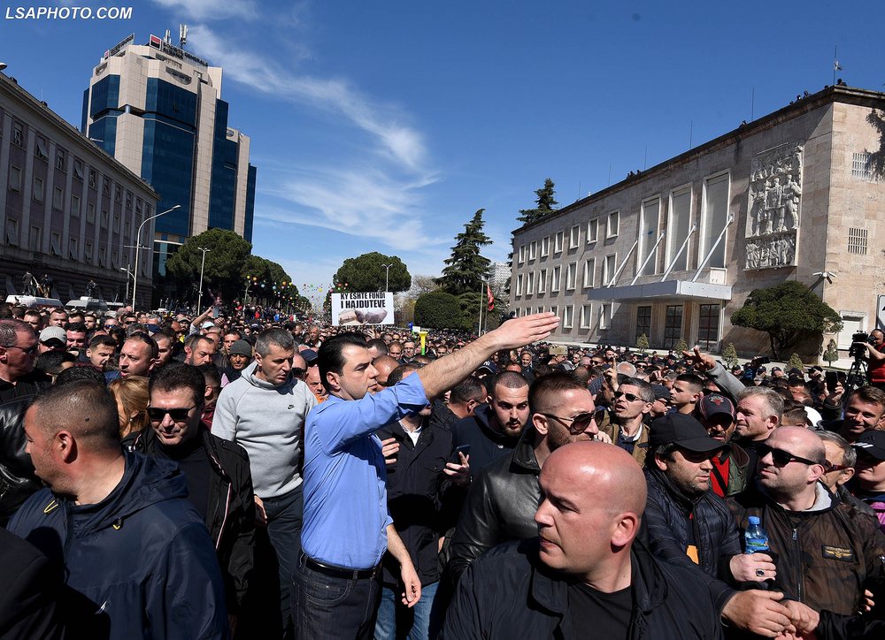Media gjermane b&euml;n arbitrin: Protesta m&euml; e madhe e opozit&euml;s
