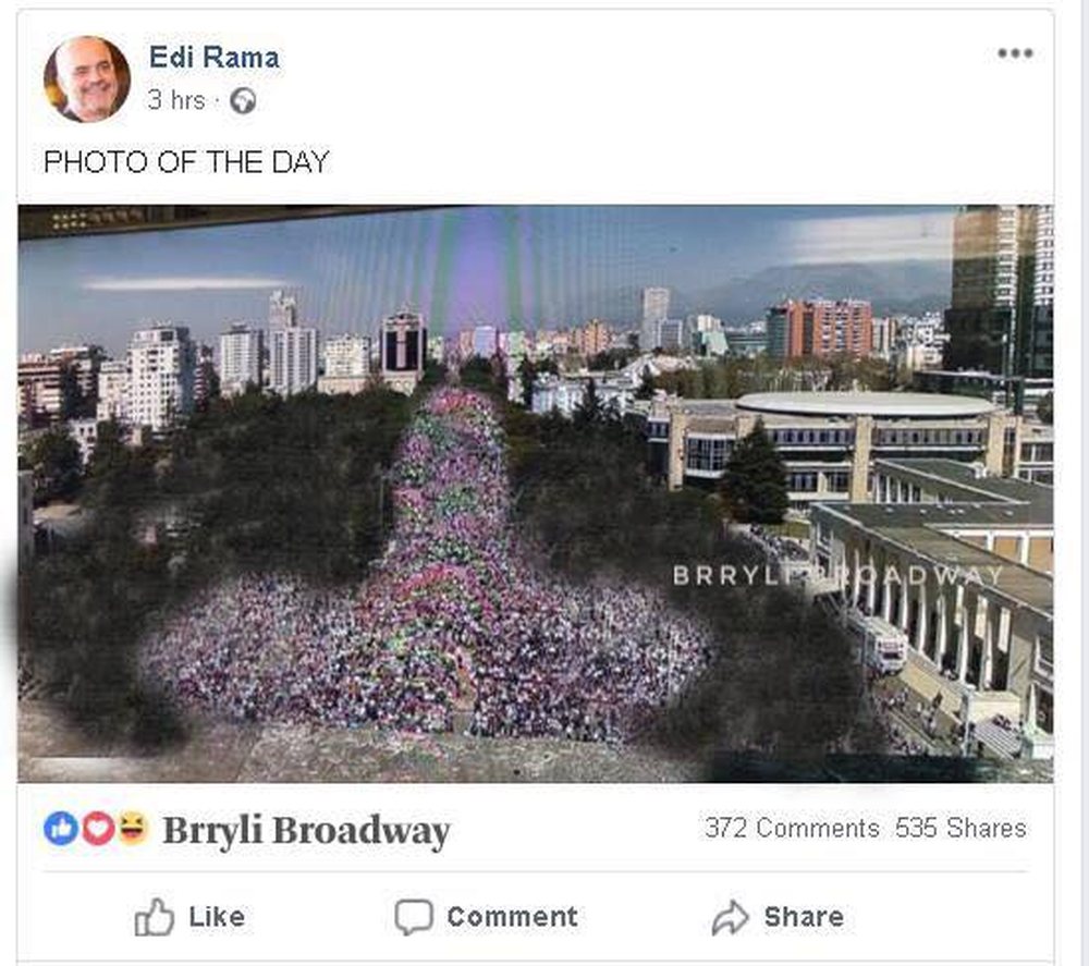 FOTO/ Plas gallata n&euml; internet me mitingun e PS