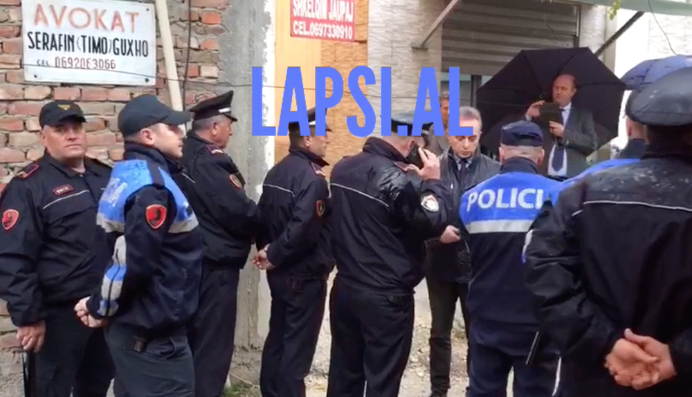Protestuan kund&euml;r Ram&euml;s, mb&euml;rrijn&euml; n&euml; gjykat&euml; 4