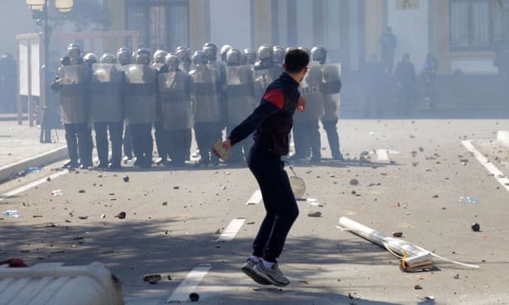 Mediat nd&euml;rkomb&euml;tare: Protestat n&euml; Shqip&euml;ri, Serbi dhe Mal