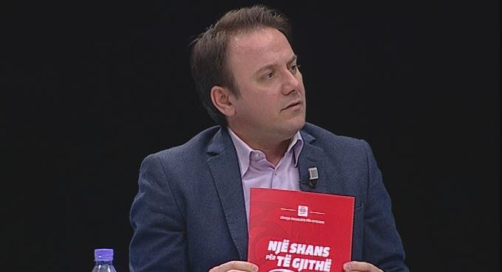 Sulmohet me boj&euml; tek dera e sht&euml;pis&euml; deputeti i ri i LSI-s&euml;