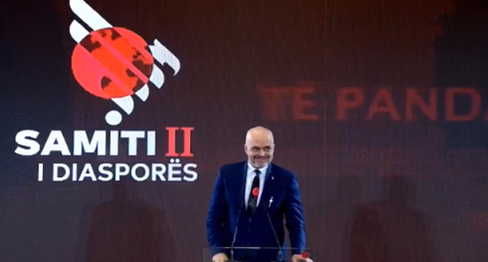 Video/ Rama flirton me fjal&euml; dashurie n&euml; Samitin e Diaspor&euml;s