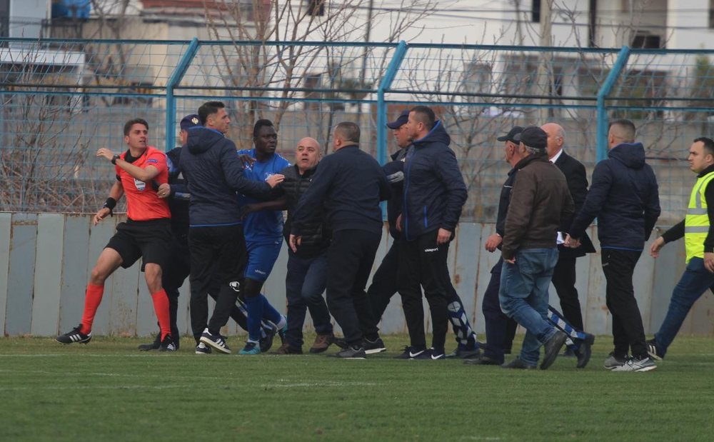 VIDEO/ Godit&euml;n arbitrin, arrestohet presidenti, drejtori dhe shefi i klubit