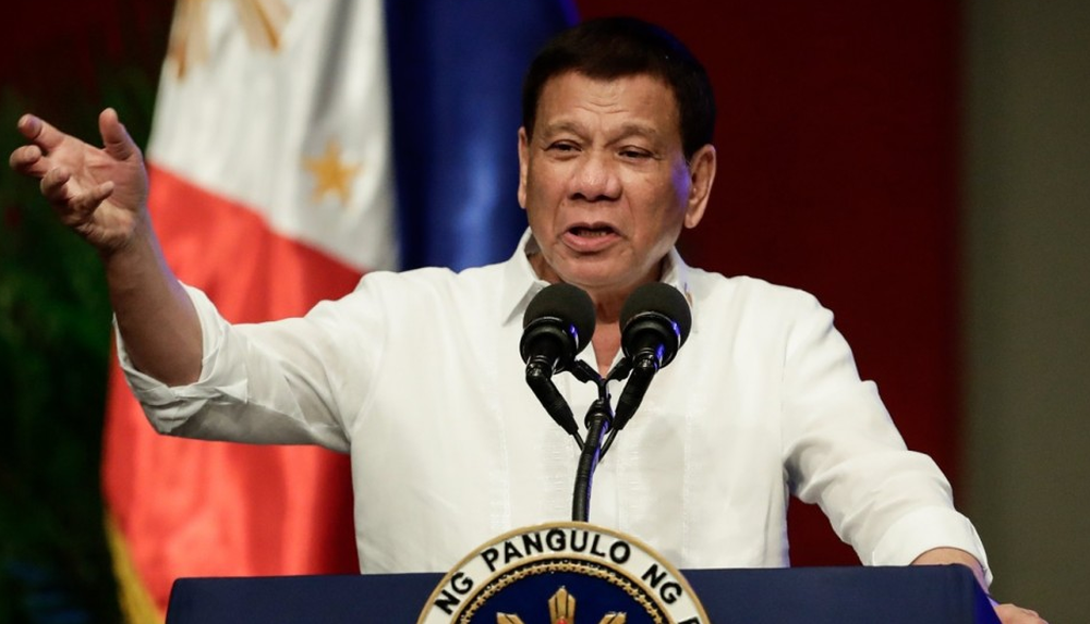 Filipin&euml;/ Grat&euml; dalin masivisht n&euml; protest&euml; kund&euml;r