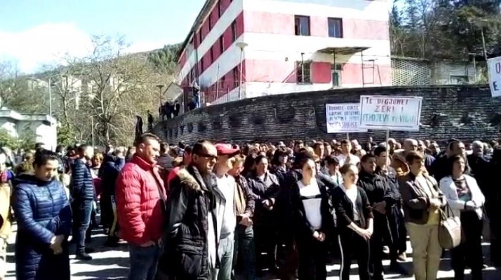 Skrapar/ Banor&euml;t n&euml; protest&euml; kund&euml;r bllokimit t&euml;