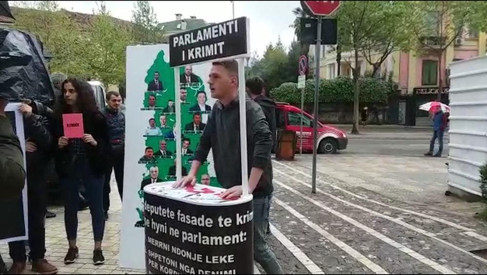 Sot Kuvend, opozita n&euml; protest&euml; simbolike duke 'shitur'