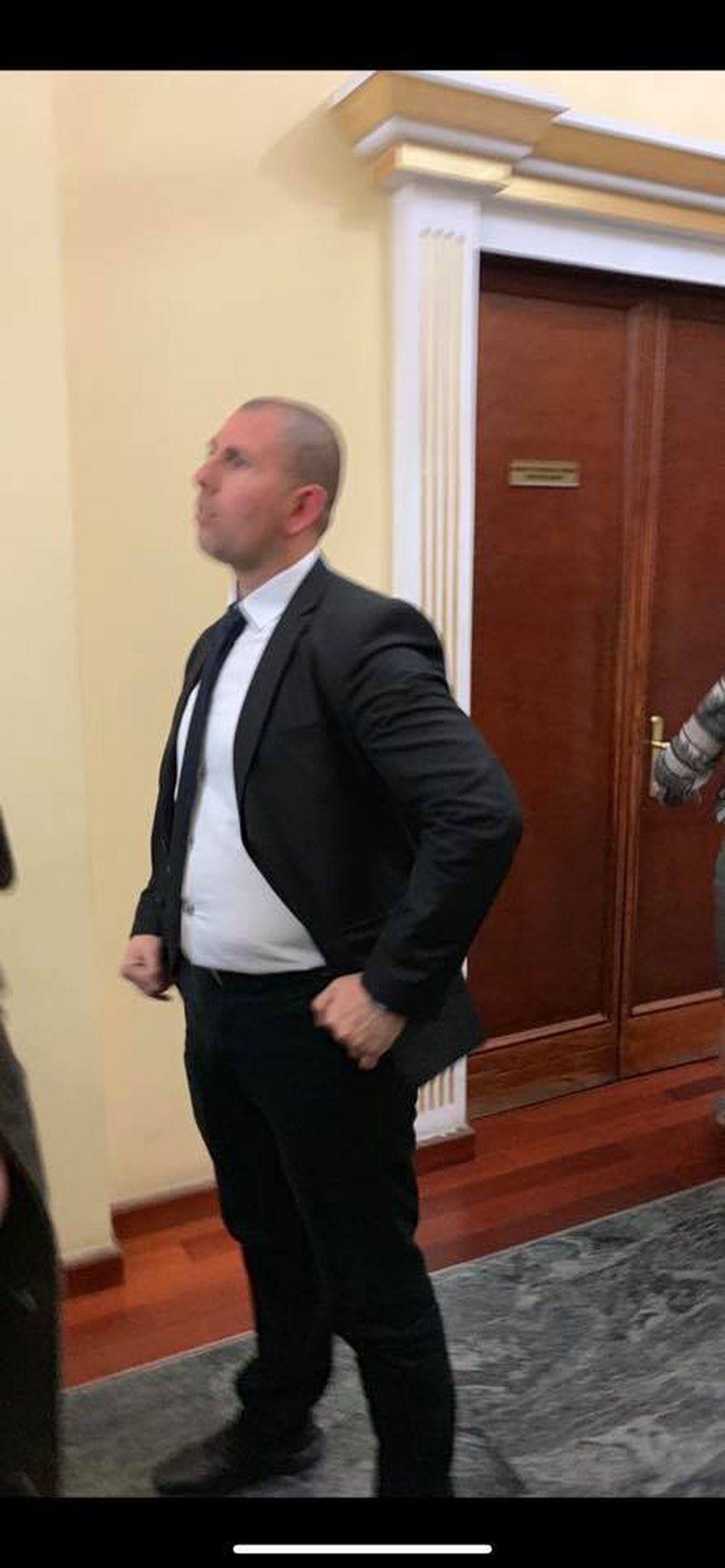 Gardisti dhunon n&euml; Kryesin&euml; e Kuvendit gazetaren e Tv Klan