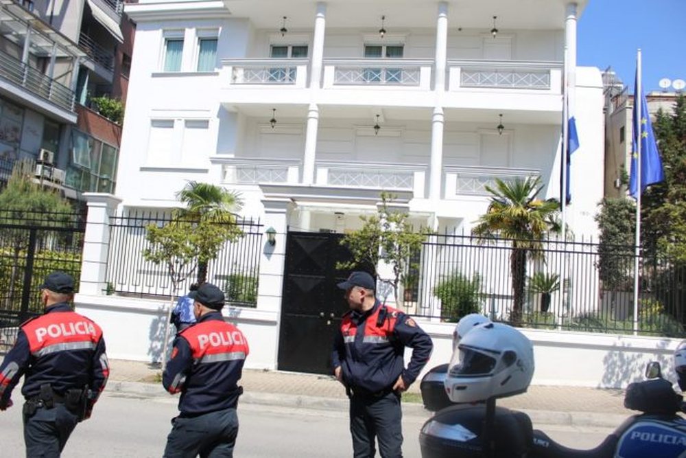 Shoq&euml;ria civile proteston p&euml;r kthimin e vizave, policia rrethon