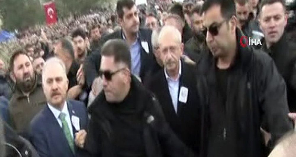 Rrihet me grushta n&euml; nj&euml; ceremoni mortore lideri i opozit&euml;s turke