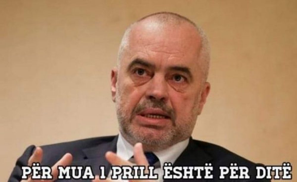 FOTO/ Memet m&euml; pikante p&euml;r politikan&euml;t p&euml;r 1 prill