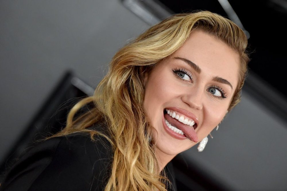 Serb&euml;t komente rraciste ndaj Miley Cyrus p&euml;r ardhjen n&euml;