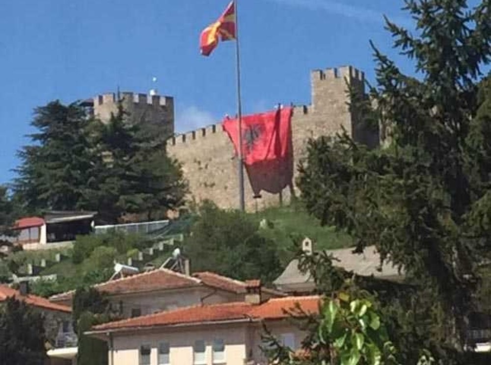Vendoset nj&euml; flamur i madh shqiptar n&euml; Kalan&euml; e Ohrit, hiqet