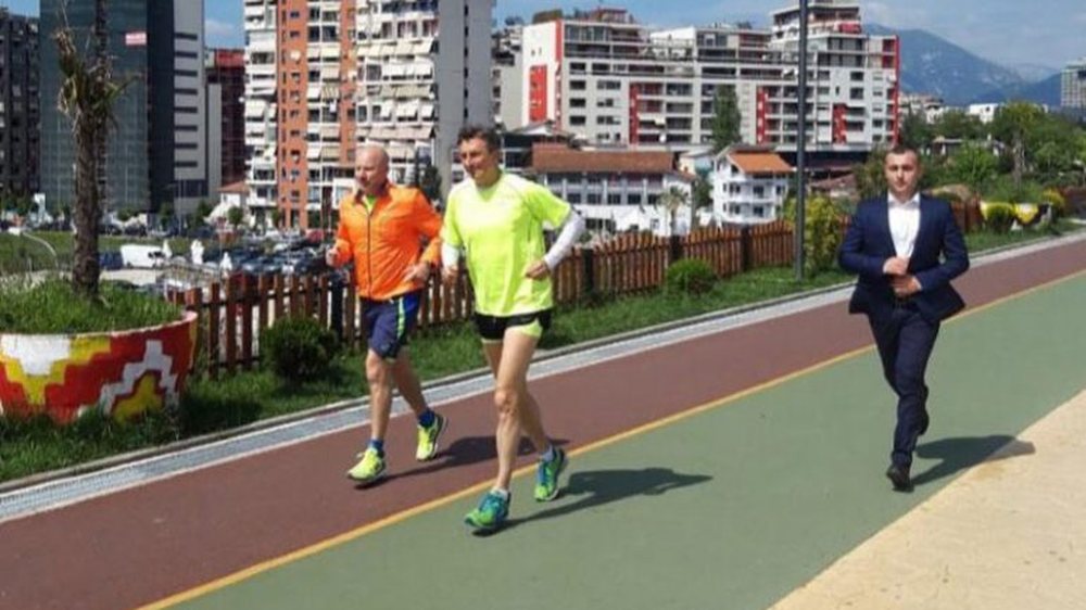FOTO/ Presidenti slloven habitet nga truproja q&euml; e ndiqte n&euml;