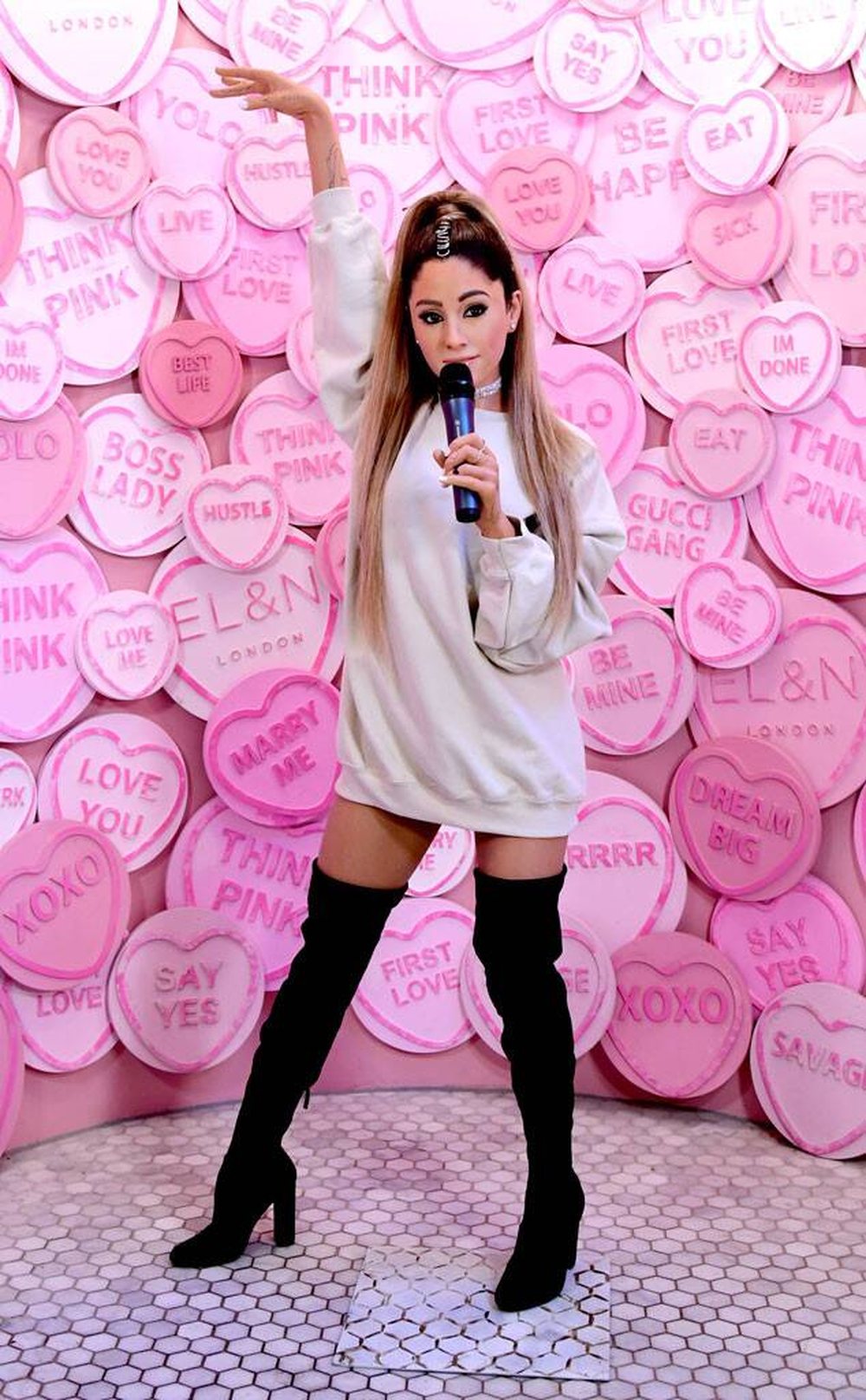 Fansat e zhg&euml;njyer nga statutja e dyllit t&euml; Ariana Grandes