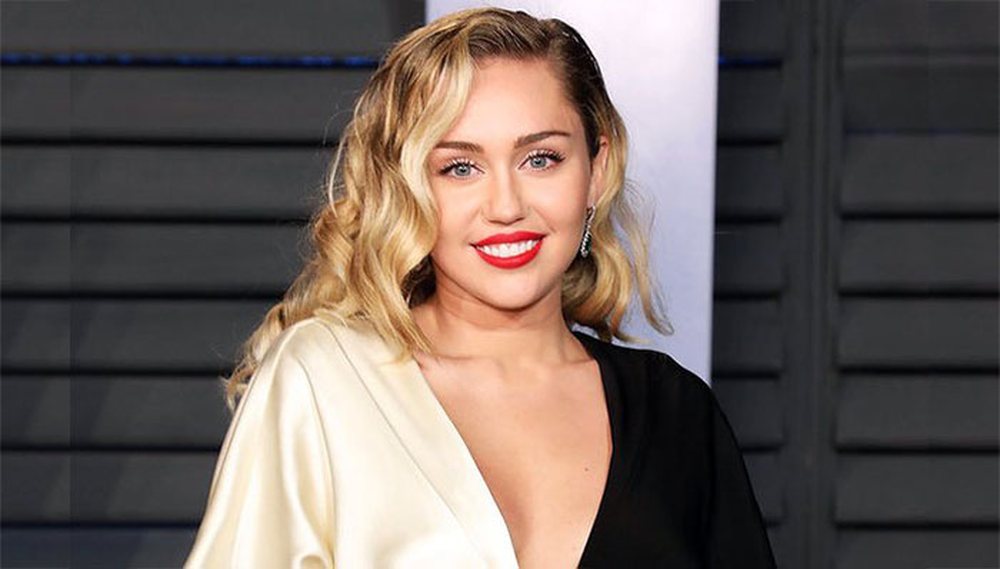 Miley Cyrus rikthehet fuqish&euml;m n&euml; muzik&euml; (Foto)