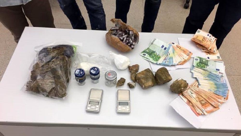 Itali, shqiptari fshihte drog&euml;n n&euml; vez&euml;, arrestohet nga policia