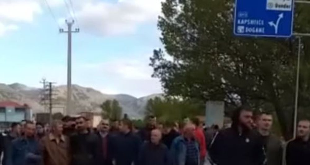 Protesta n&euml; Kor&ccedil;&euml;/ Policia blindon qytetin