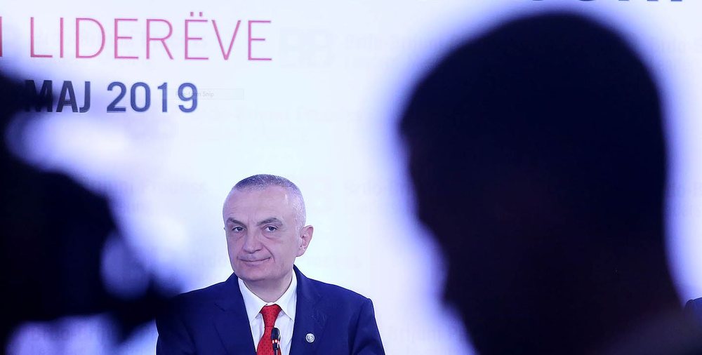 Zb&euml;rthimi/ Hilja e Met&euml;s me dor&euml;heqjen nga president