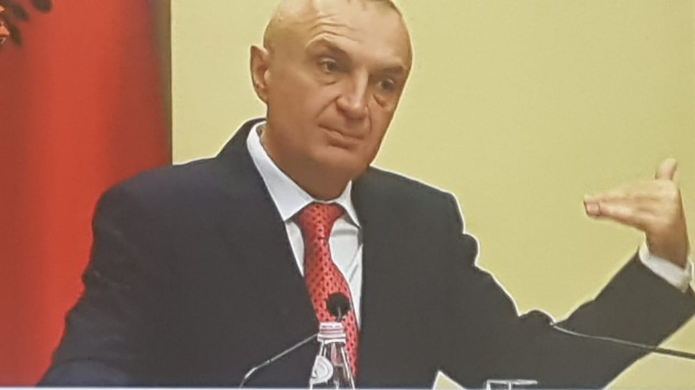 Meta tregon telefonat&euml;n me Bash&euml;n dhe drek&euml;n me Ram&euml;n para