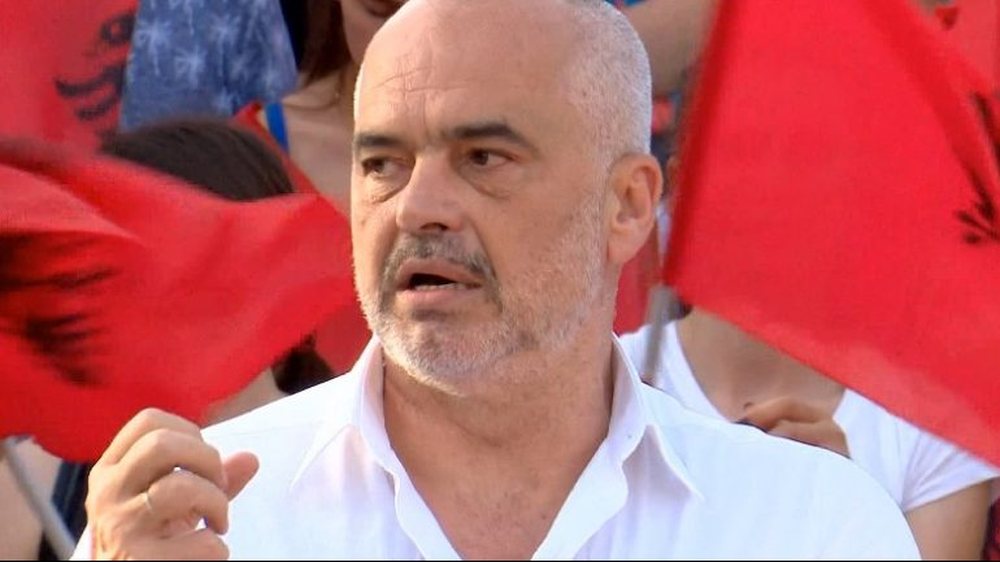 Kazani i dark&euml;s / Manipulimi i Ram&euml;s me nj&euml; '97 t&euml;