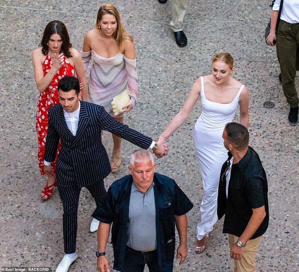 Nisin festimet p&euml;r dasm&euml;n e Joe dhe Sophie Turner