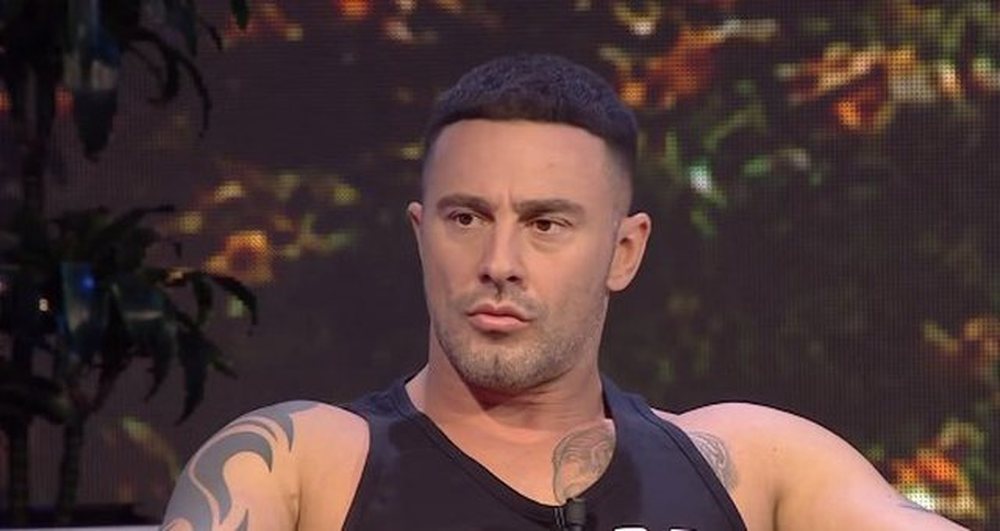 Robert Berisha tregon p&euml;r koleg&euml;t q&euml; blejn&euml; klikime