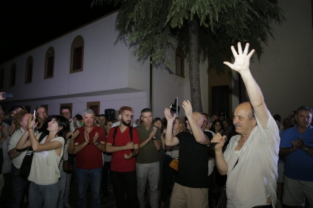 15 or&euml; rezistenc&euml; e artist&euml;ve, policia t&euml;rhiqet nga Teatri