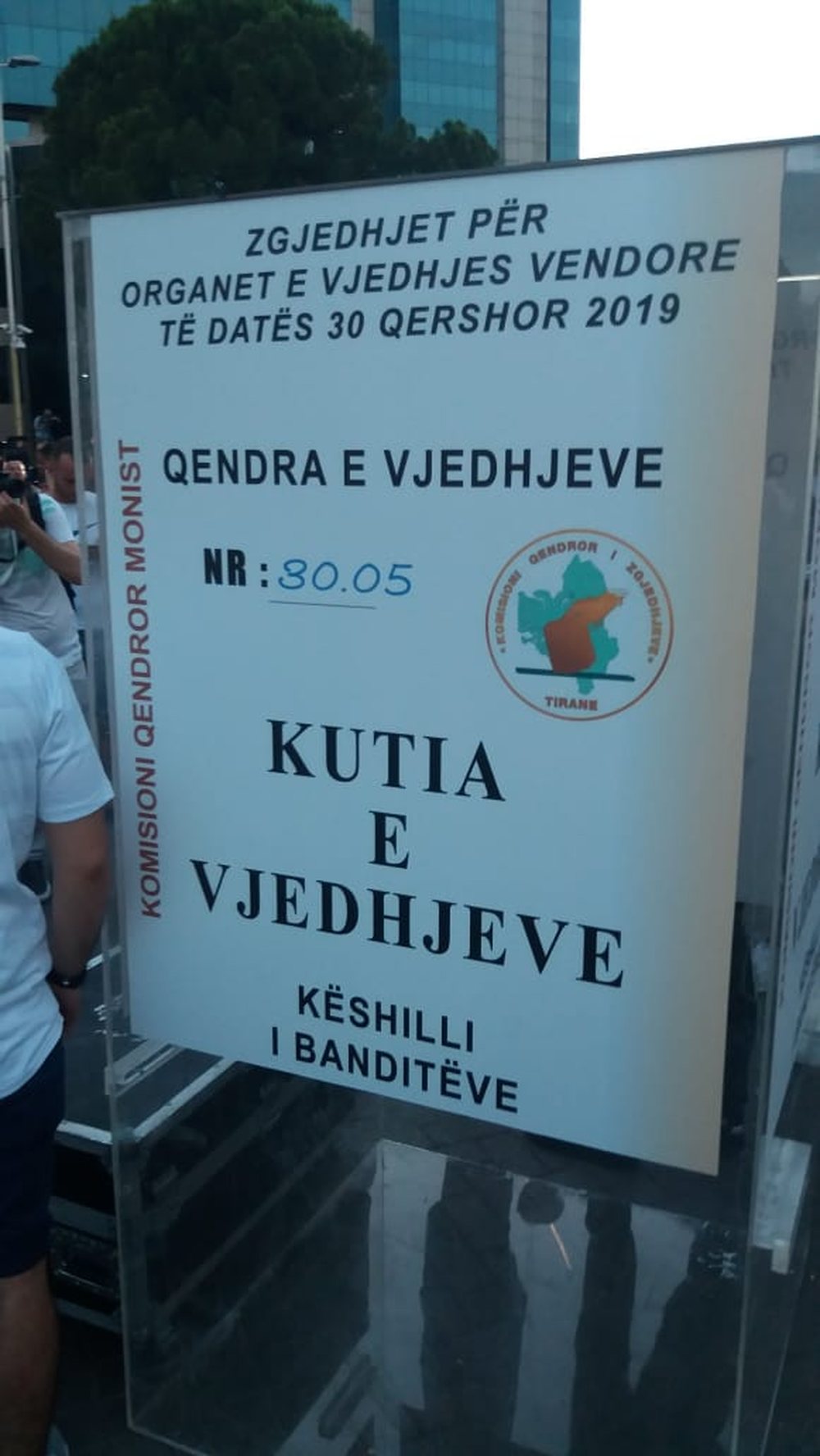 Protesta, mbushen kutit&euml; me vota para Kryeministris&euml; (VIDEO)