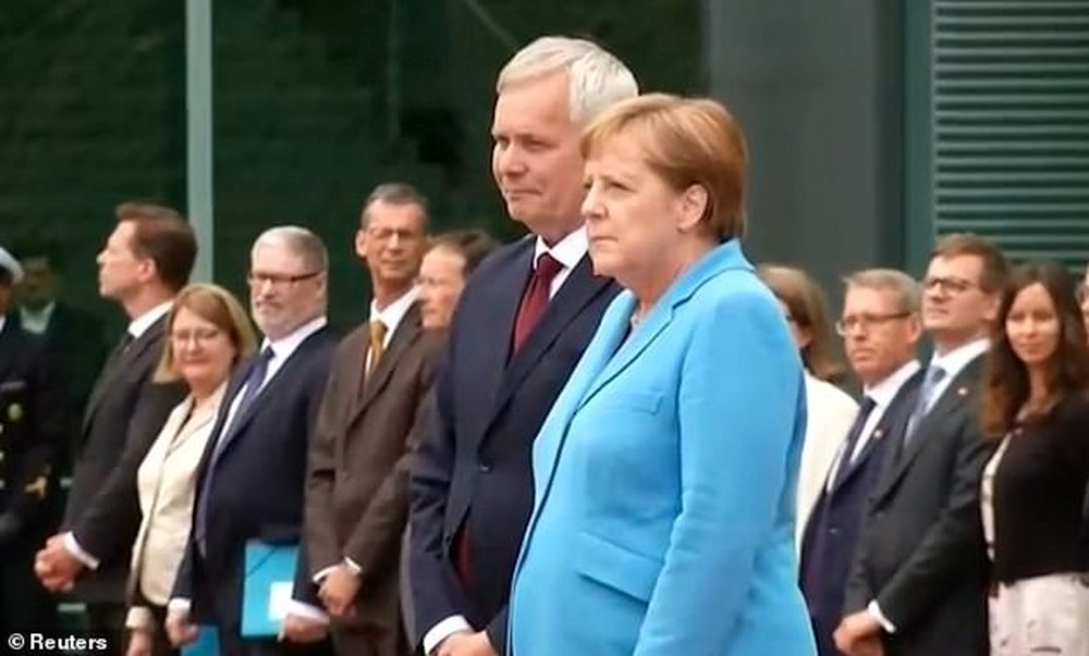Ndodh p&euml;r her&euml; t&euml; tret&euml;, Merkel dridhet n&euml; takimin me