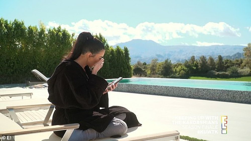 Kim Kardashian p&euml;rlotet teksa d&euml;gjon Kylie q&euml; mbron Jordy Woods