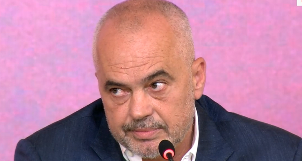 Pas Ndri&ccedil;im Xhep&euml;s, Rama nxjerr regjisorin e njohur: Teatri,