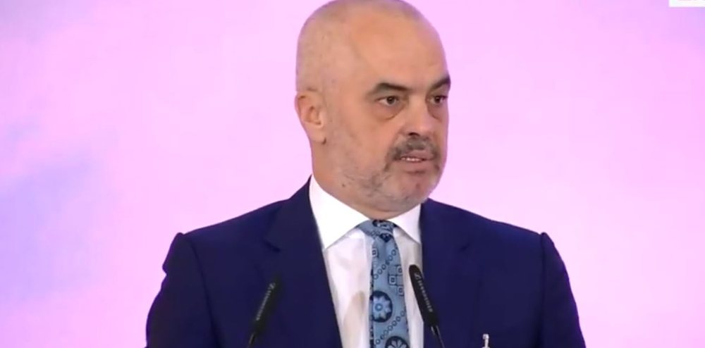 Teatri/ Rama nxjerr videon: Zoti iu shtoft&euml; inatin, ne takatin