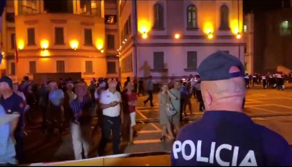 VIDEO/ Policia t&euml;rhiqet nga rrethimi i Teatrit Komb&euml;tar